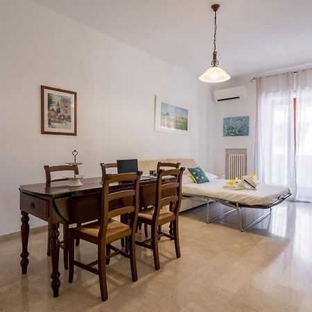 Universita & Stazione Airy Apartment With Parking Bari Bagian luar foto