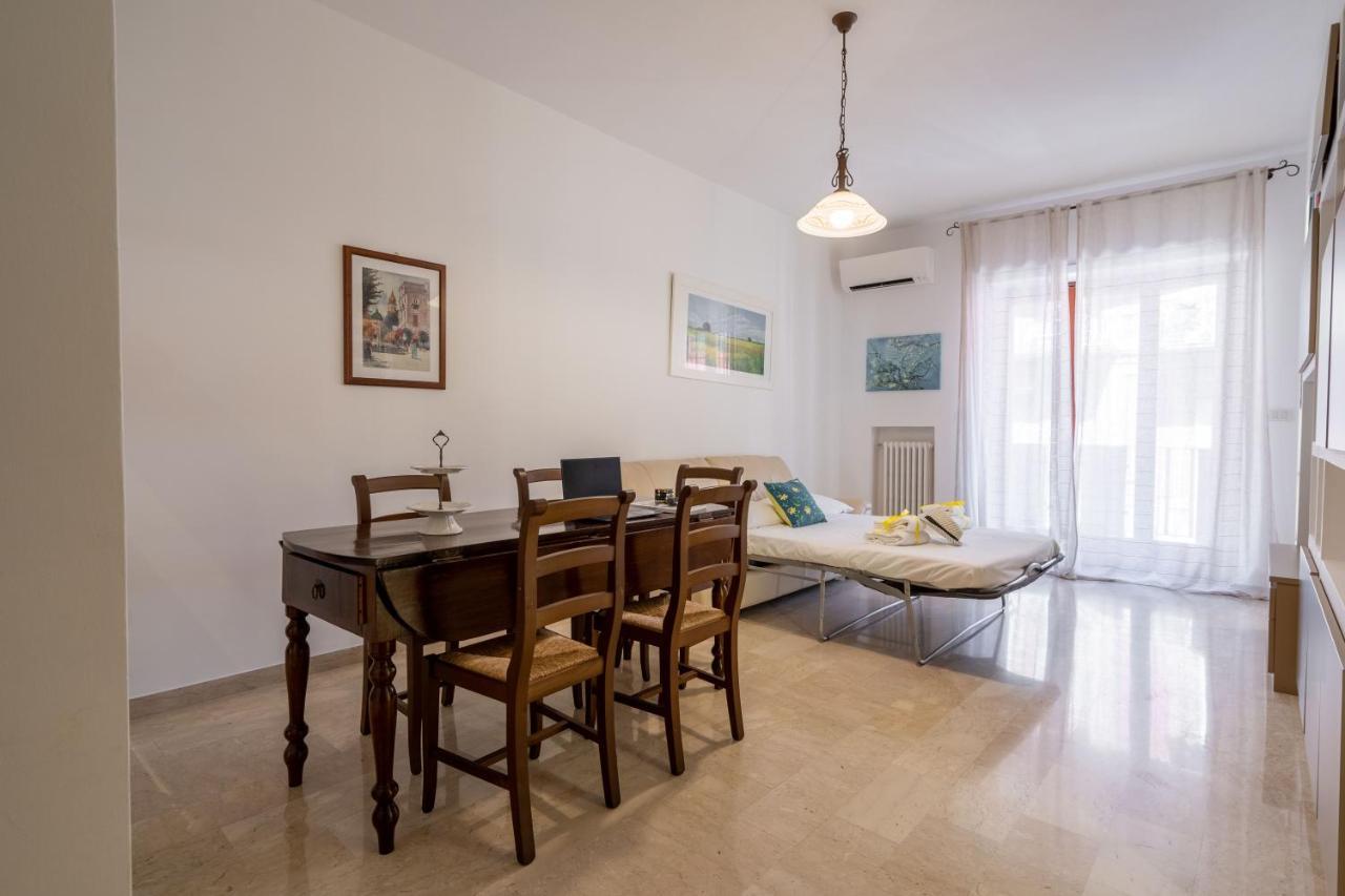 Universita & Stazione Airy Apartment With Parking Bari Bagian luar foto