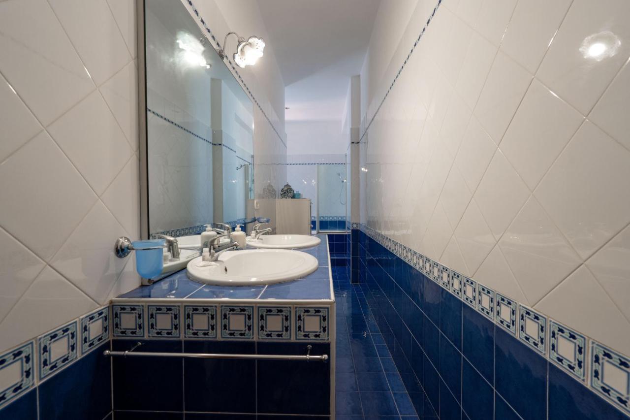 Universita & Stazione Airy Apartment With Parking Bari Bagian luar foto