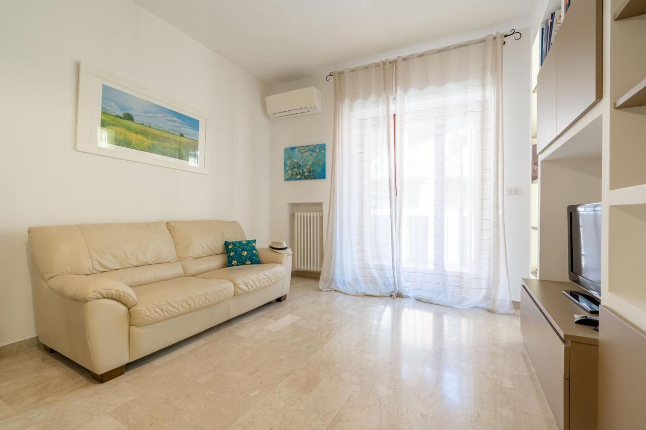 Universita & Stazione Airy Apartment With Parking Bari Bagian luar foto