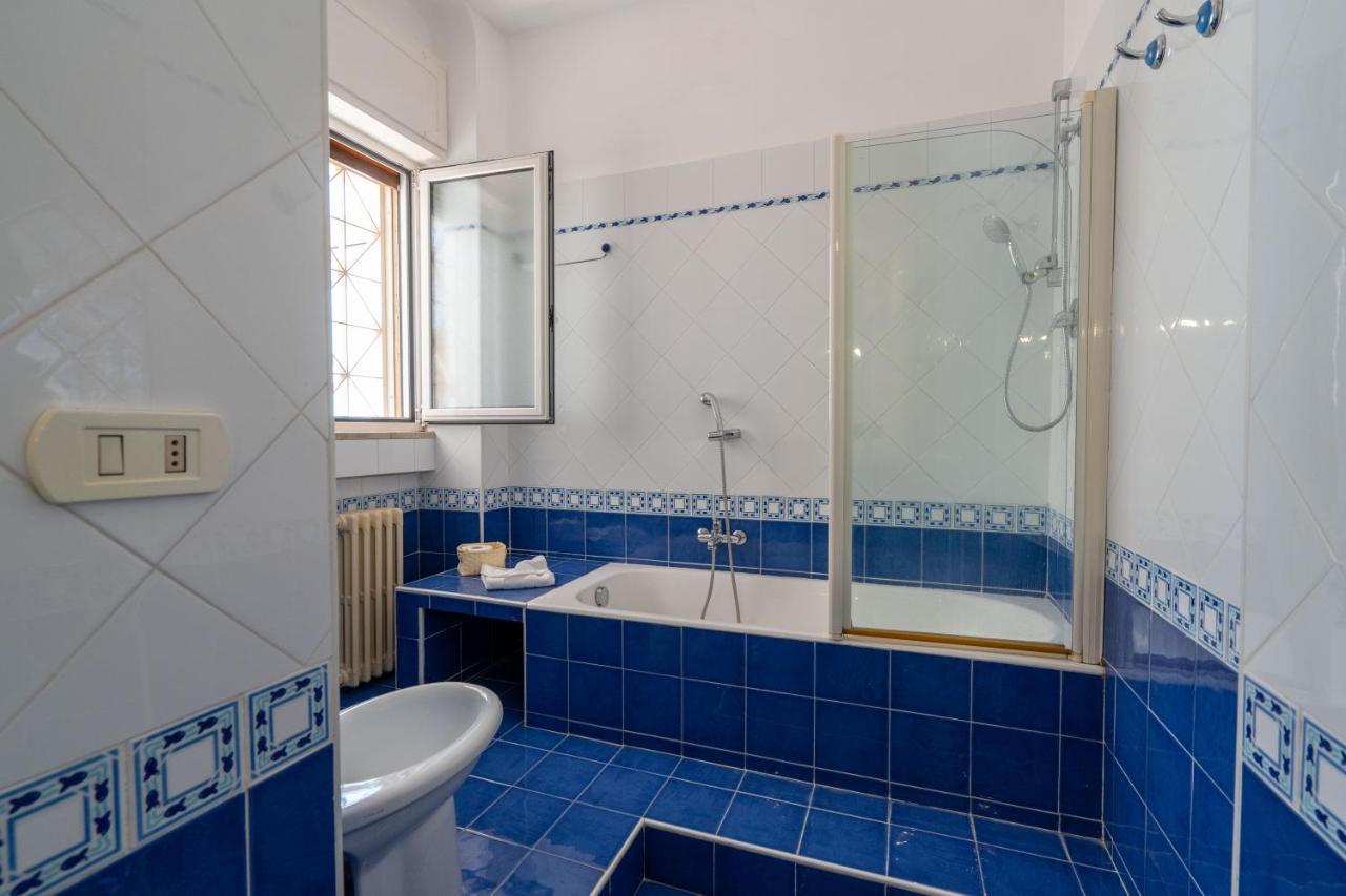 Universita & Stazione Airy Apartment With Parking Bari Bagian luar foto