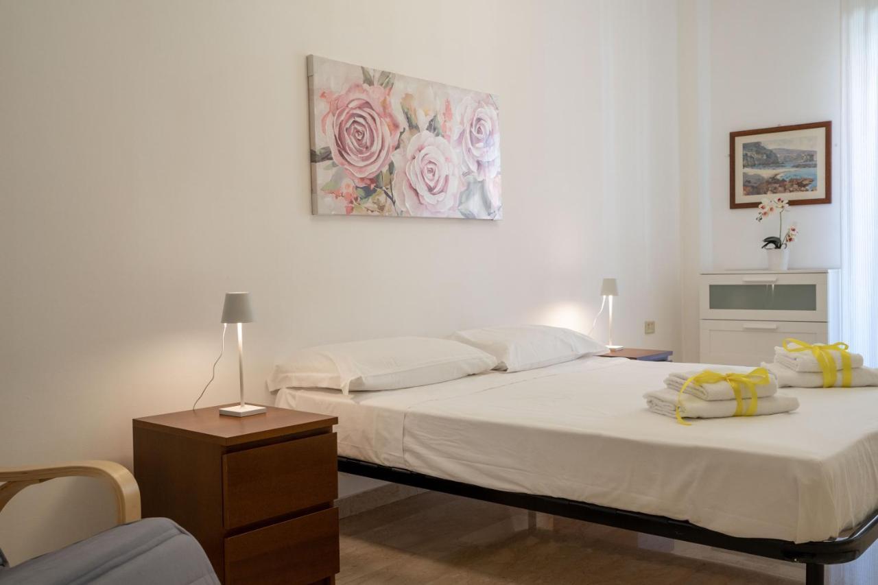 Universita & Stazione Airy Apartment With Parking Bari Bagian luar foto