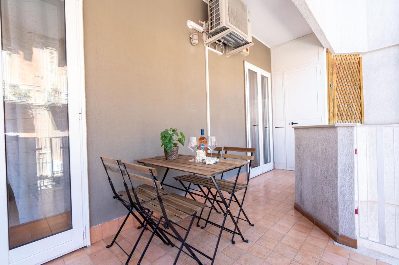 Universita & Stazione Airy Apartment With Parking Bari Bagian luar foto