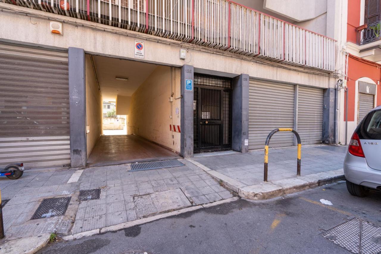 Universita & Stazione Airy Apartment With Parking Bari Bagian luar foto