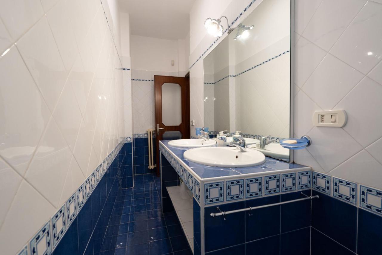 Universita & Stazione Airy Apartment With Parking Bari Bagian luar foto