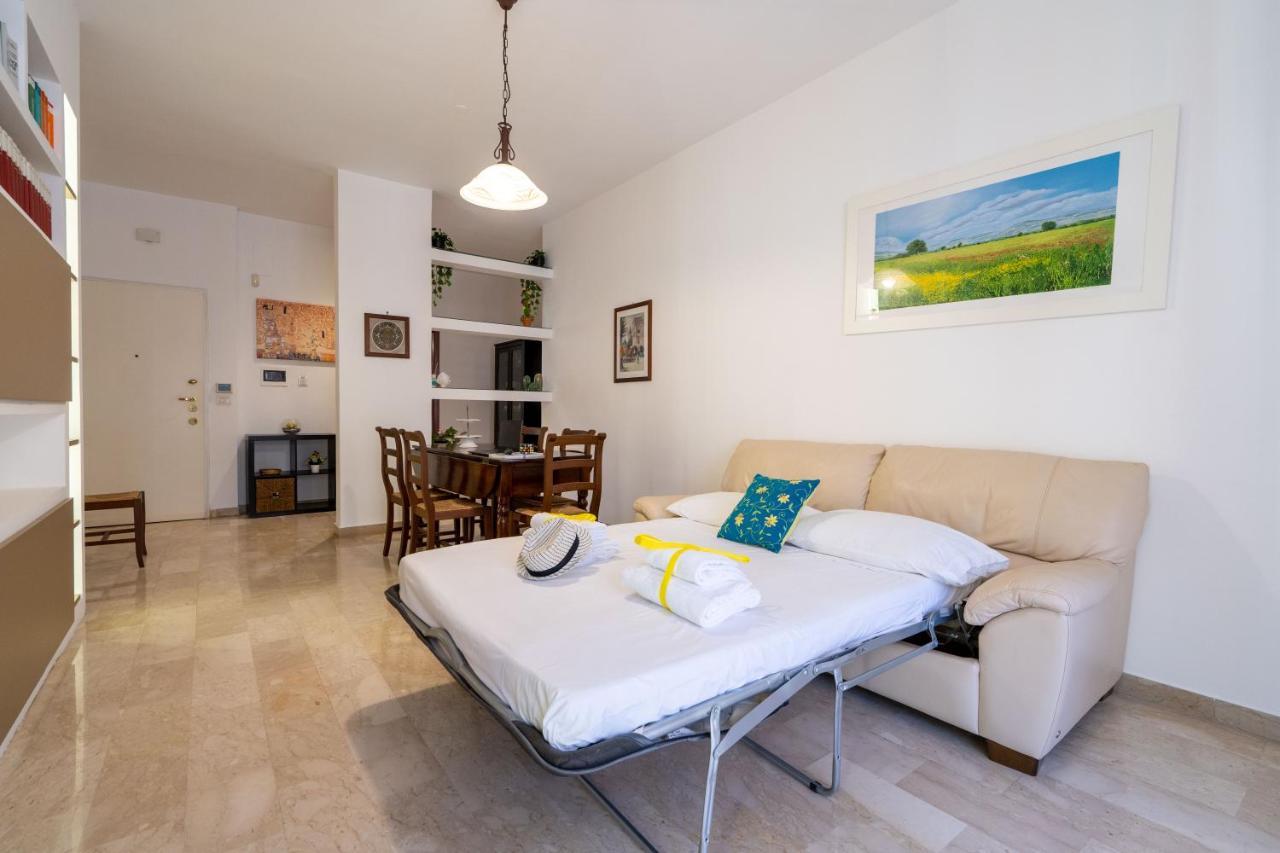 Universita & Stazione Airy Apartment With Parking Bari Bagian luar foto