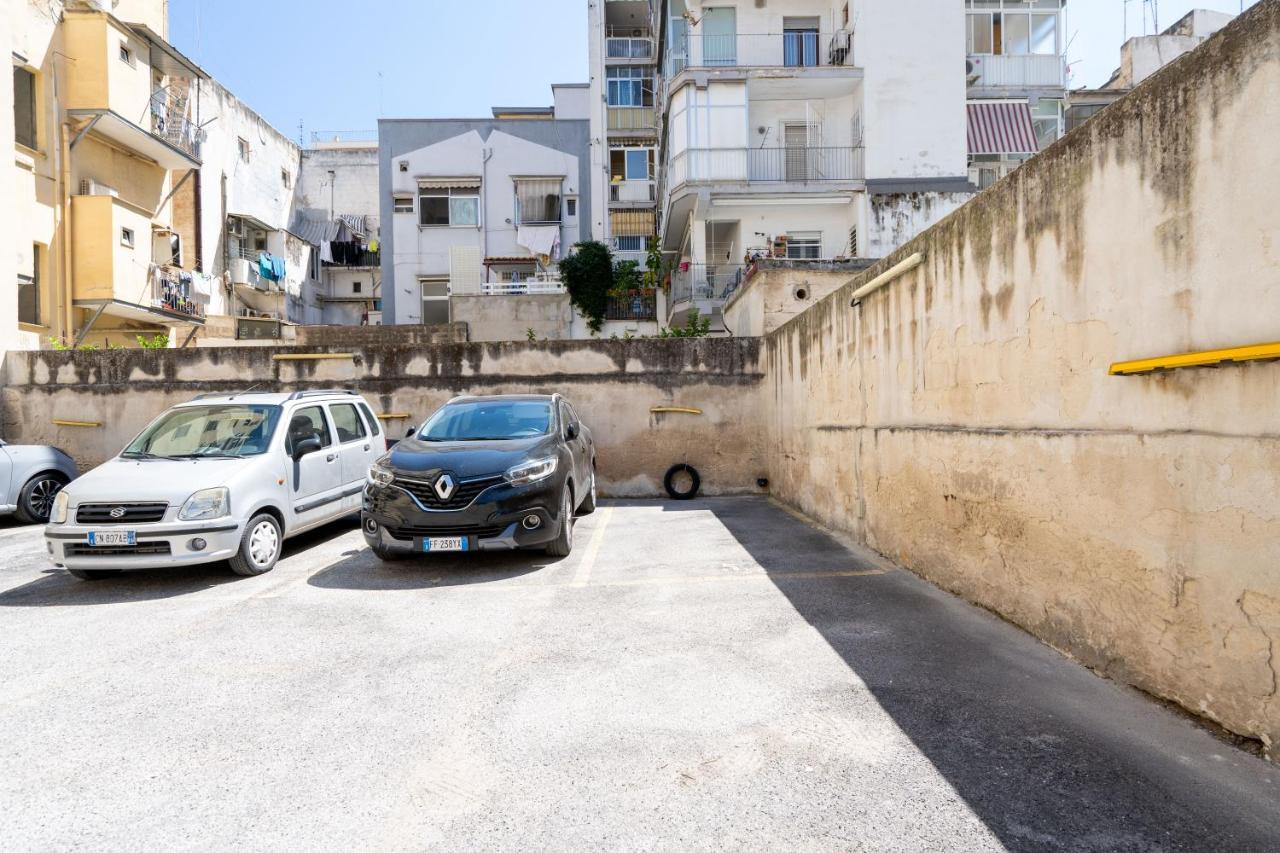 Universita & Stazione Airy Apartment With Parking Bari Bagian luar foto